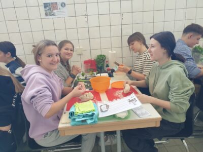 Klasse 10b beim Brezenbacken