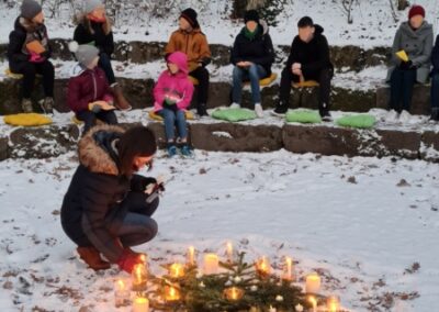 SchülerInnen warten auf Beginn des gemeinsamen Singens im Schnee